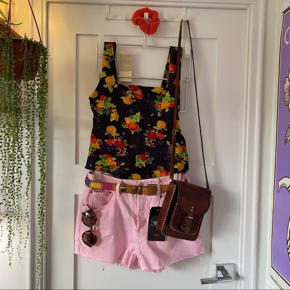 Levi’s 501 premium high rise shorts in pink - Picture 5 of 6